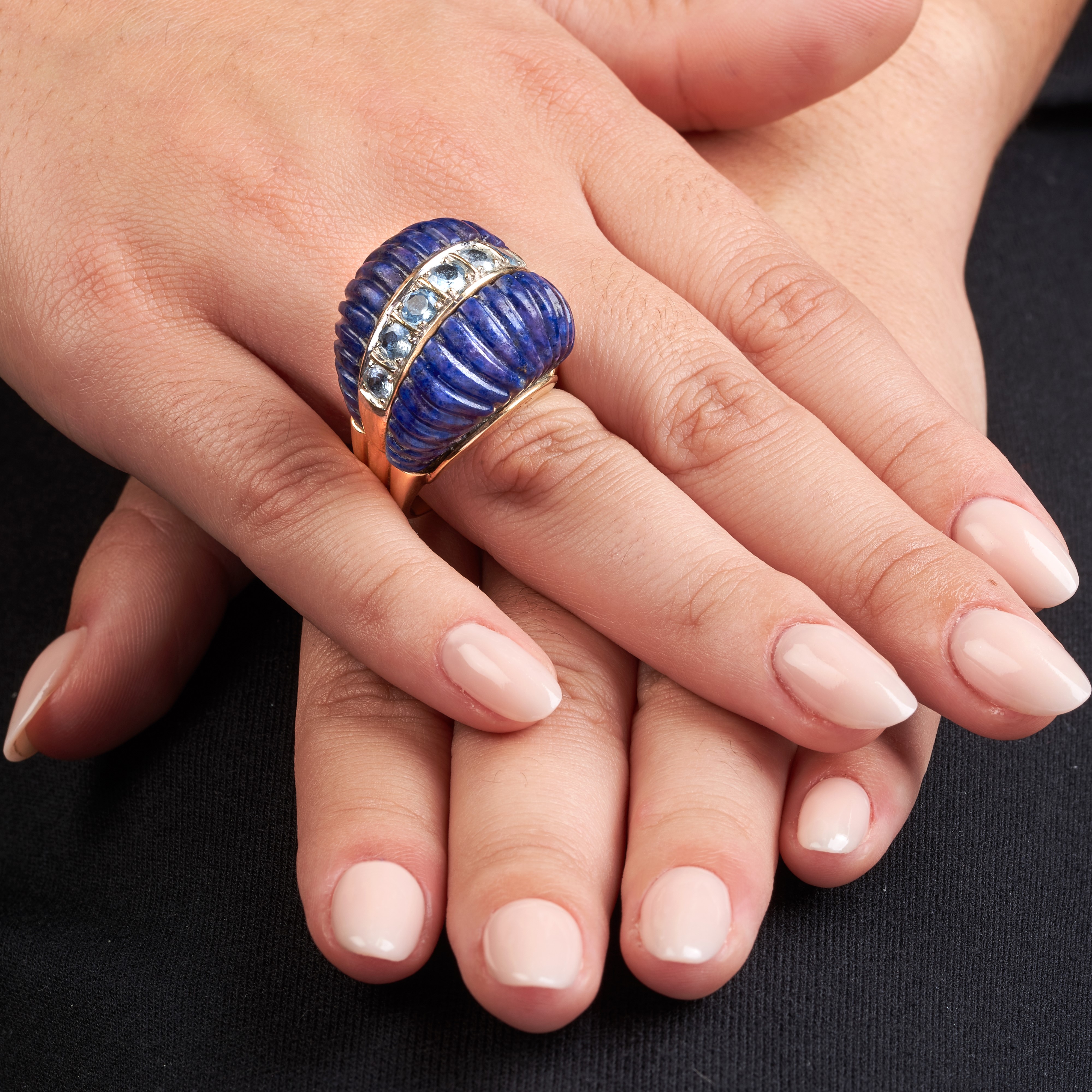 Grande anello in oro giallo 18 kt, lapislazzuli e topazio azzurro