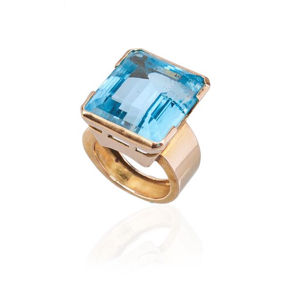 Large ring in 18 kt yellow gold and aquamarine