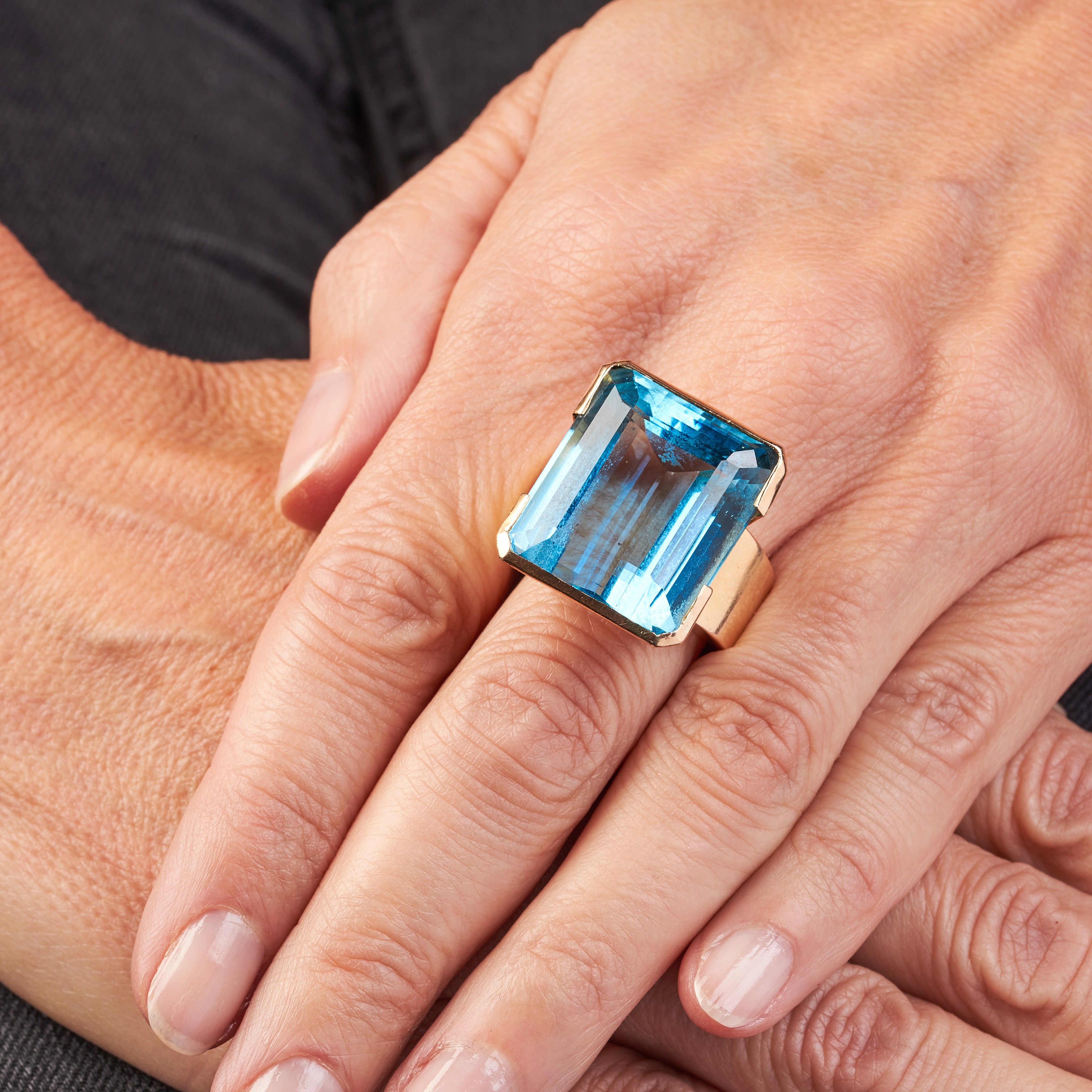 Grande anello in oro giallo 18 kt e aquamarina