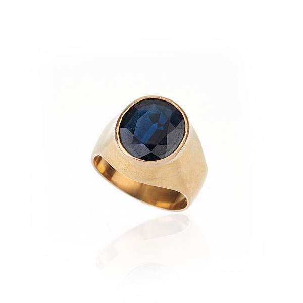 Ring in 18 kt yellow gold and Australian sapphire