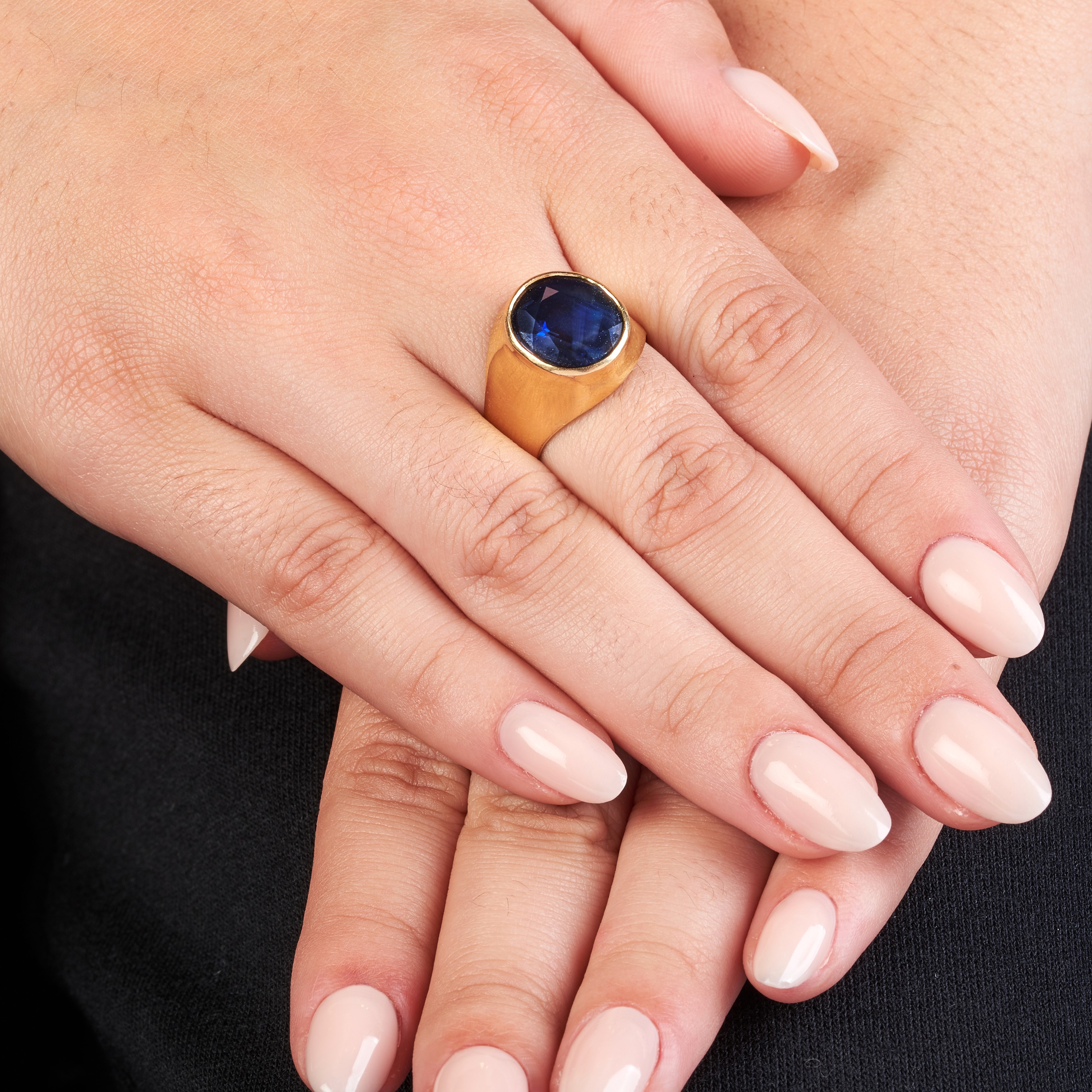 Anello in oro giallo 18 kt e zaffiro australiano