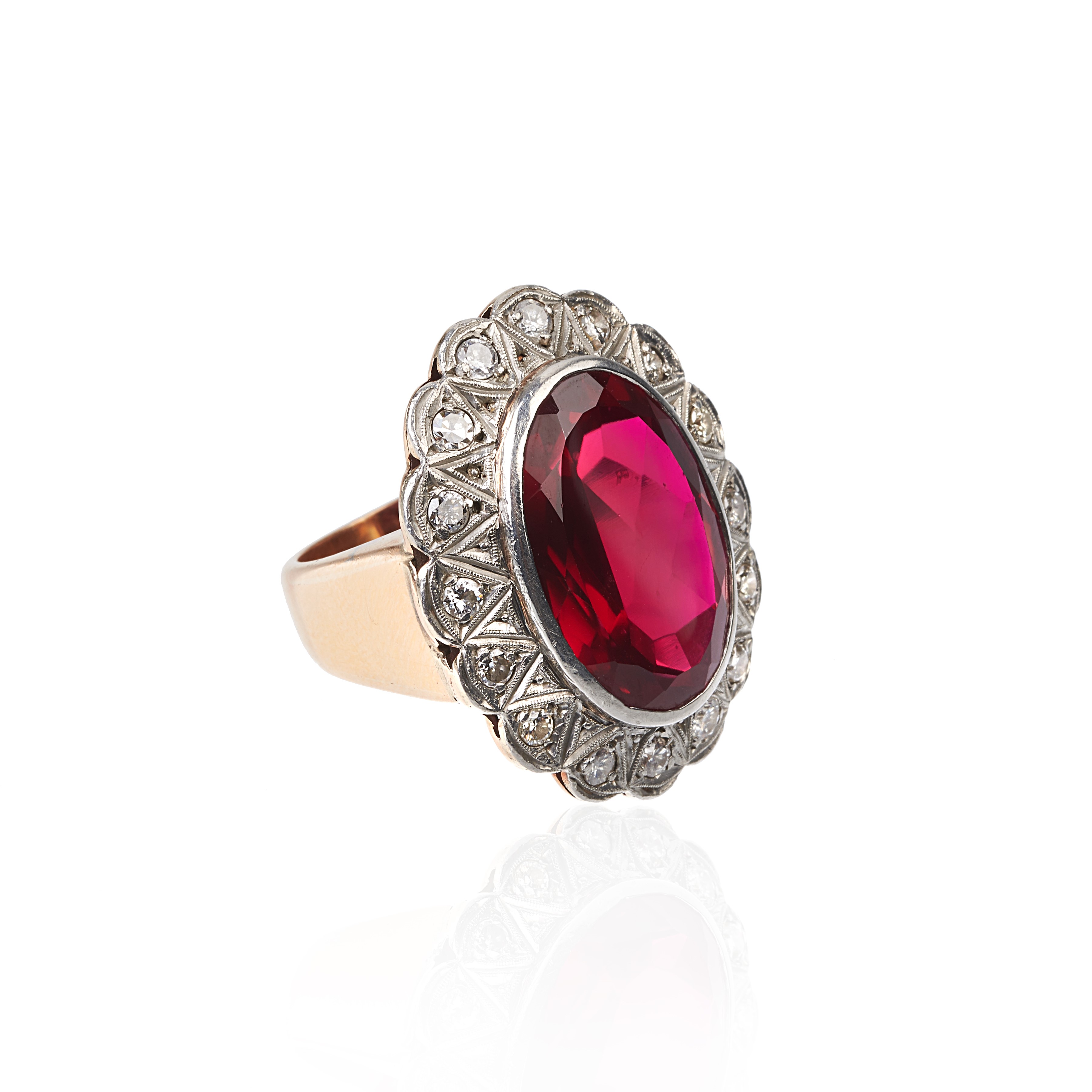 Grande anello a margherita in oro ianco, oro giallo, diamanti e pietra rossa sintetica