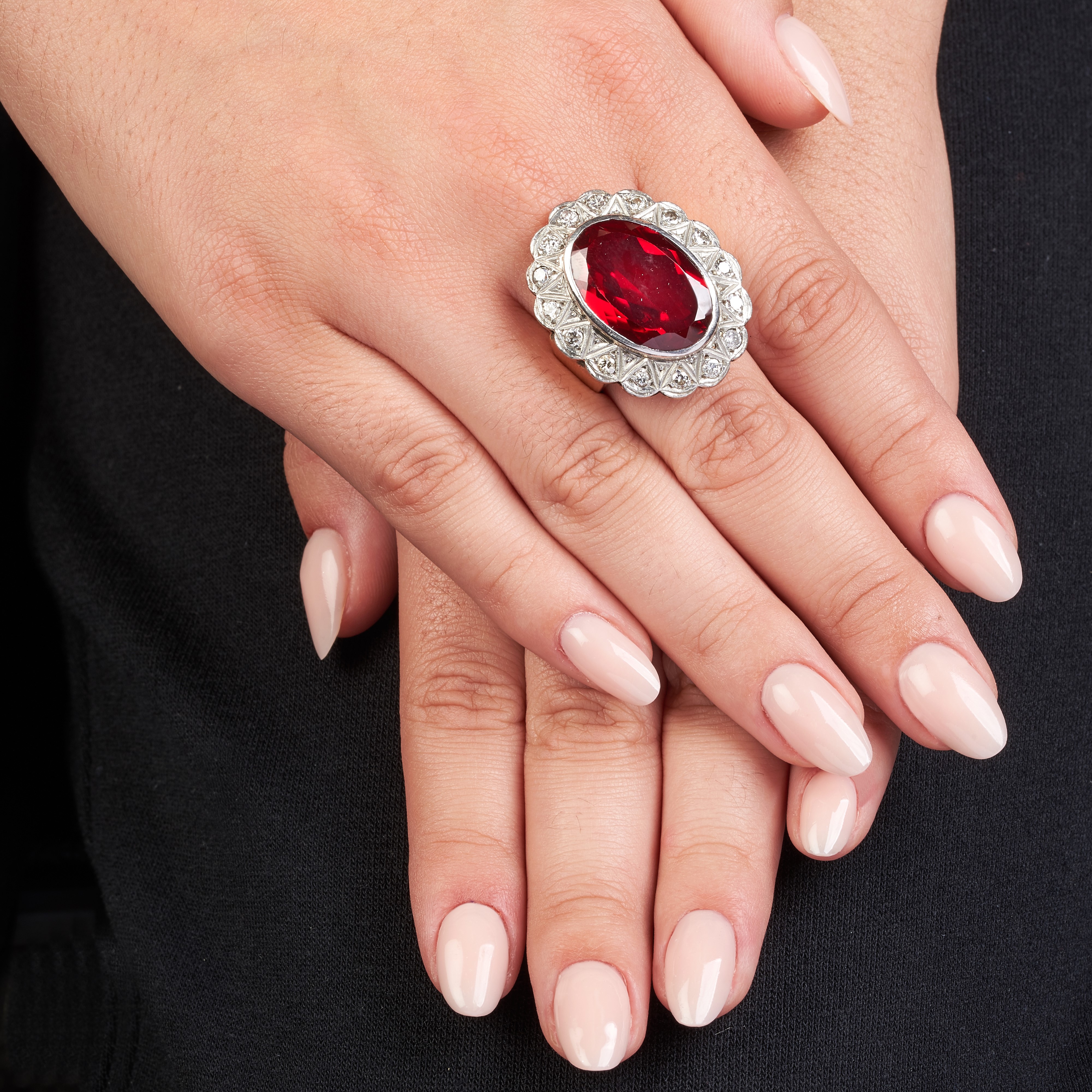 Grande anello a margherita in oro ianco, oro giallo, diamanti e pietra rossa sintetica