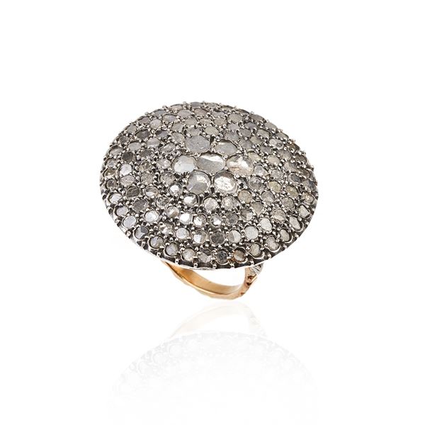 Large shield ring in 18 kt yellow gold, white gold and diamonds