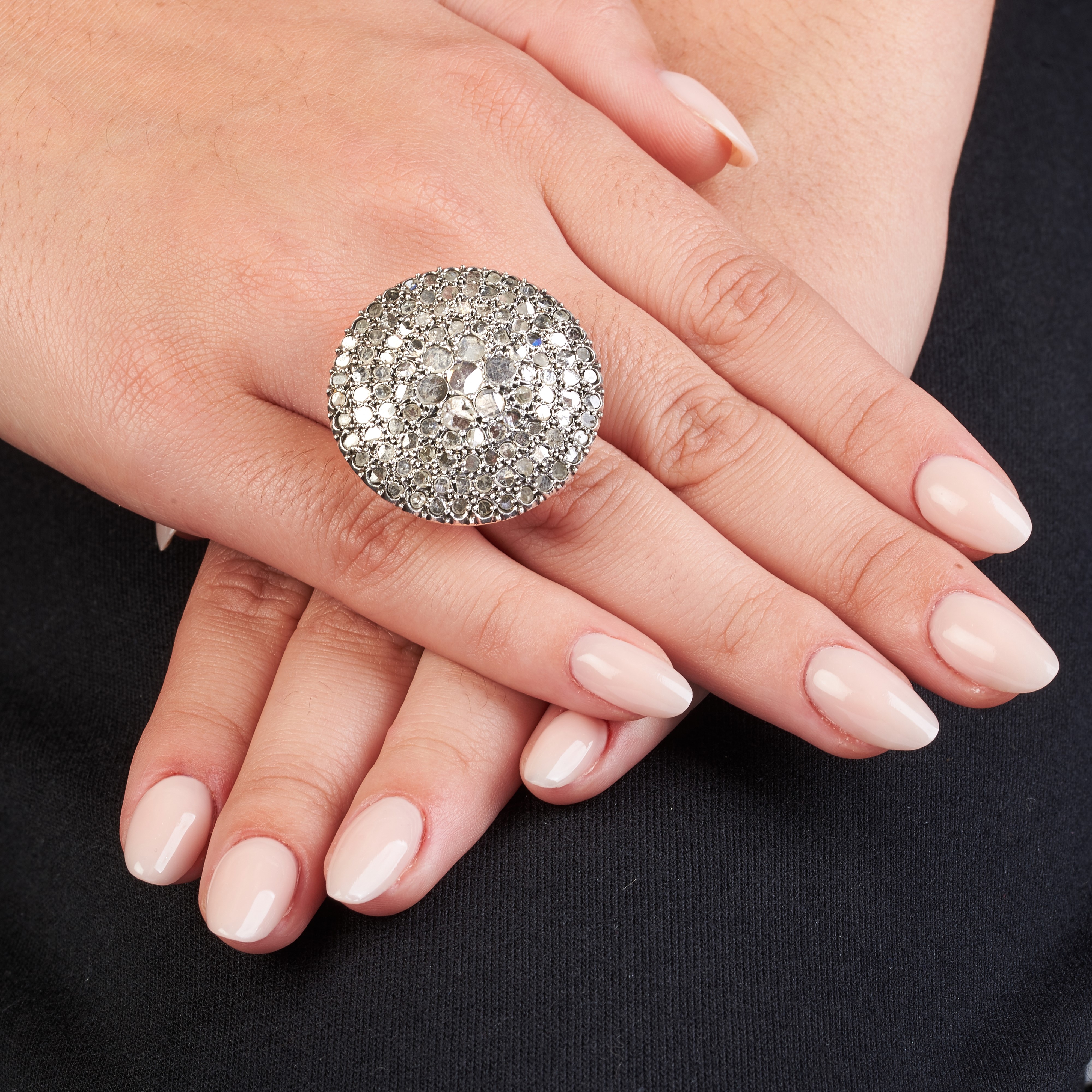 Grande anello a scudo in oro giallo 18 kt, oro bianco e diamanti