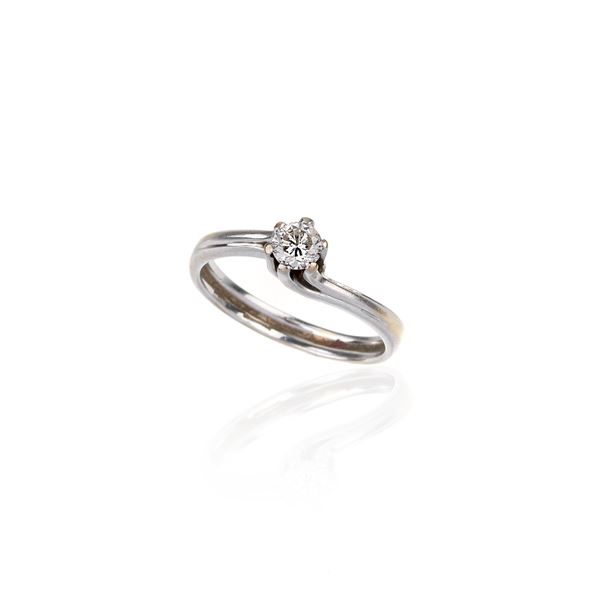 Solitaire ring in white gold and diamond