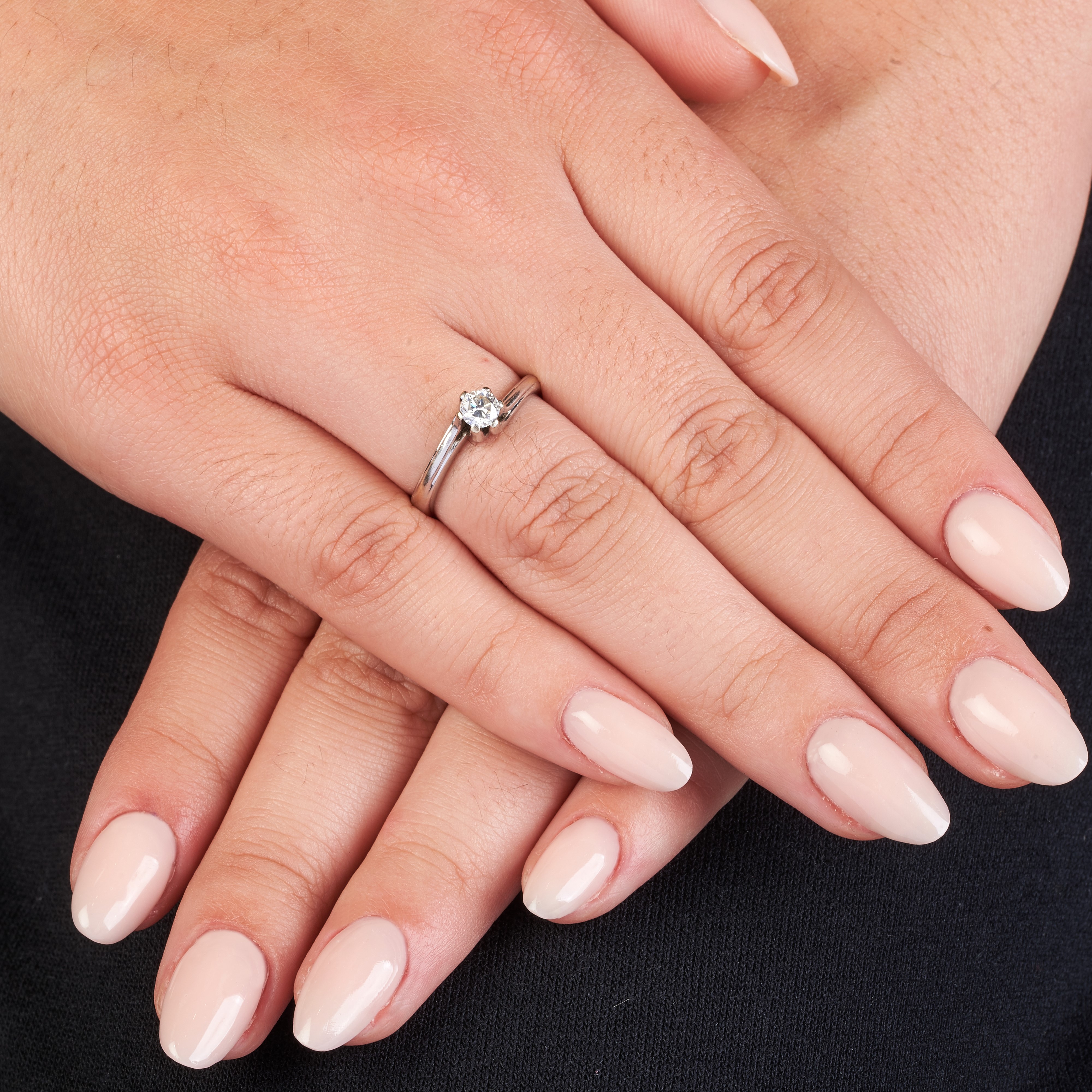 Anello solitario in oro bianco e diamante