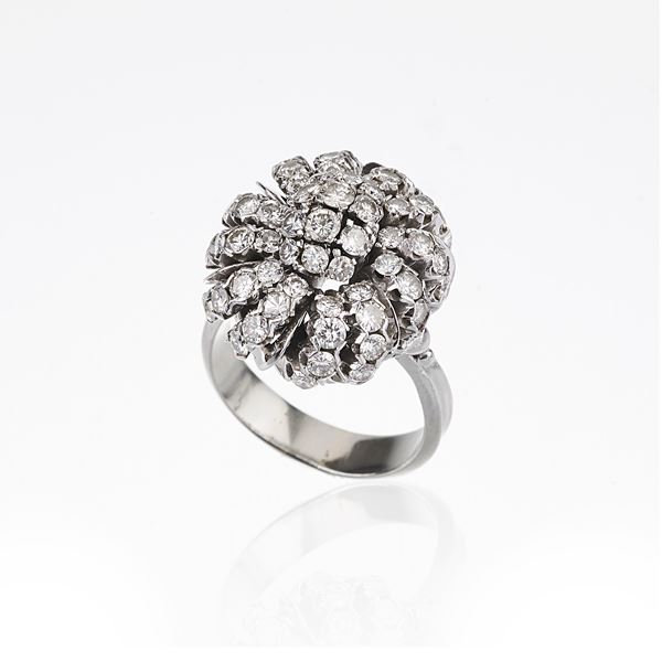 Cushion ring in  18 kt white gold and diamonds