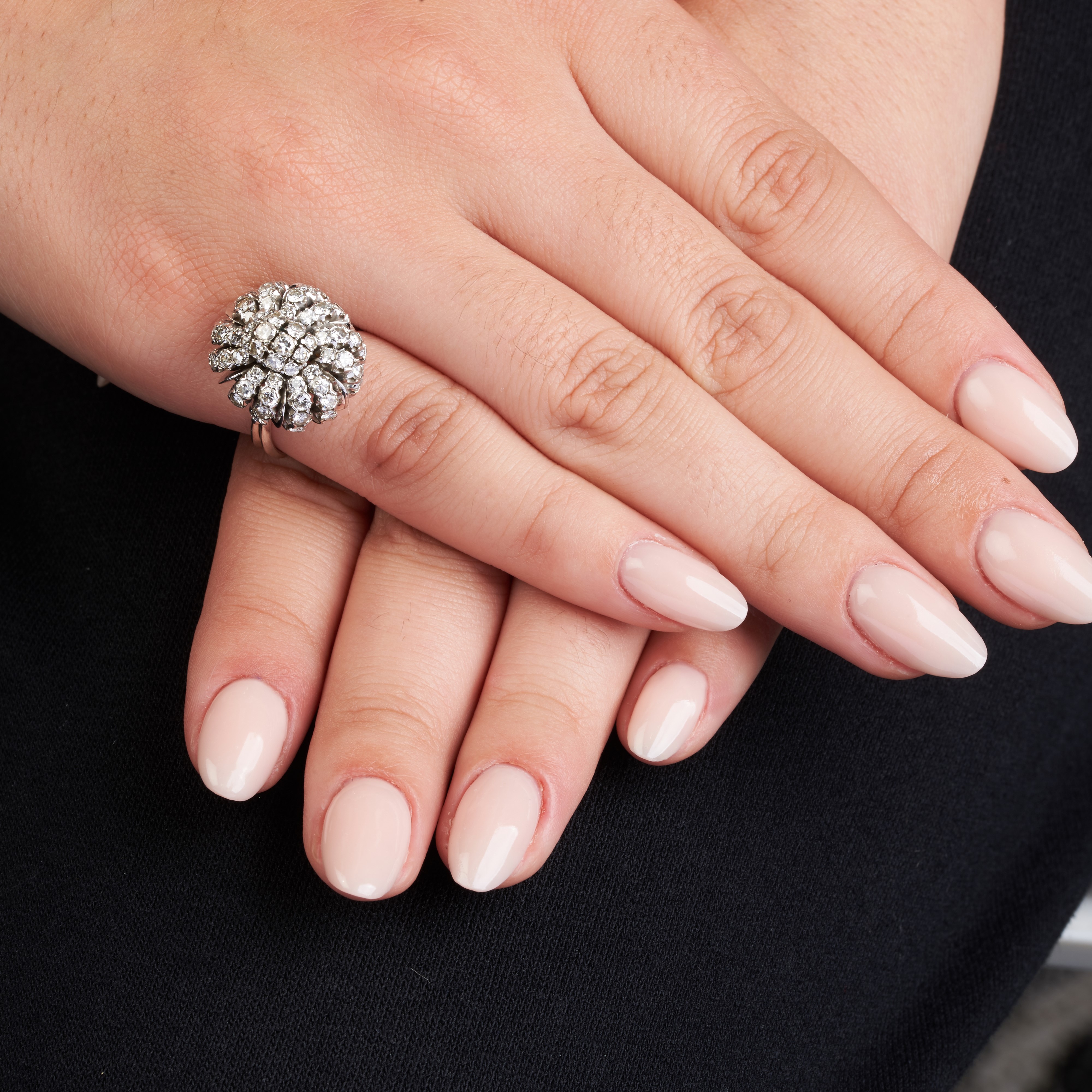 Anello a cuscino in oro bianco 18 kt e diamanti