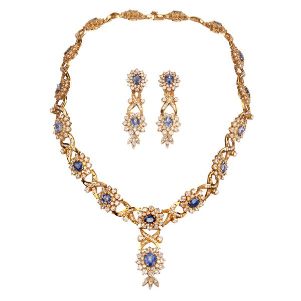 Important necklace and pair of earrings in 18 kt yellow gold, diamonds and Ceylon sapphires