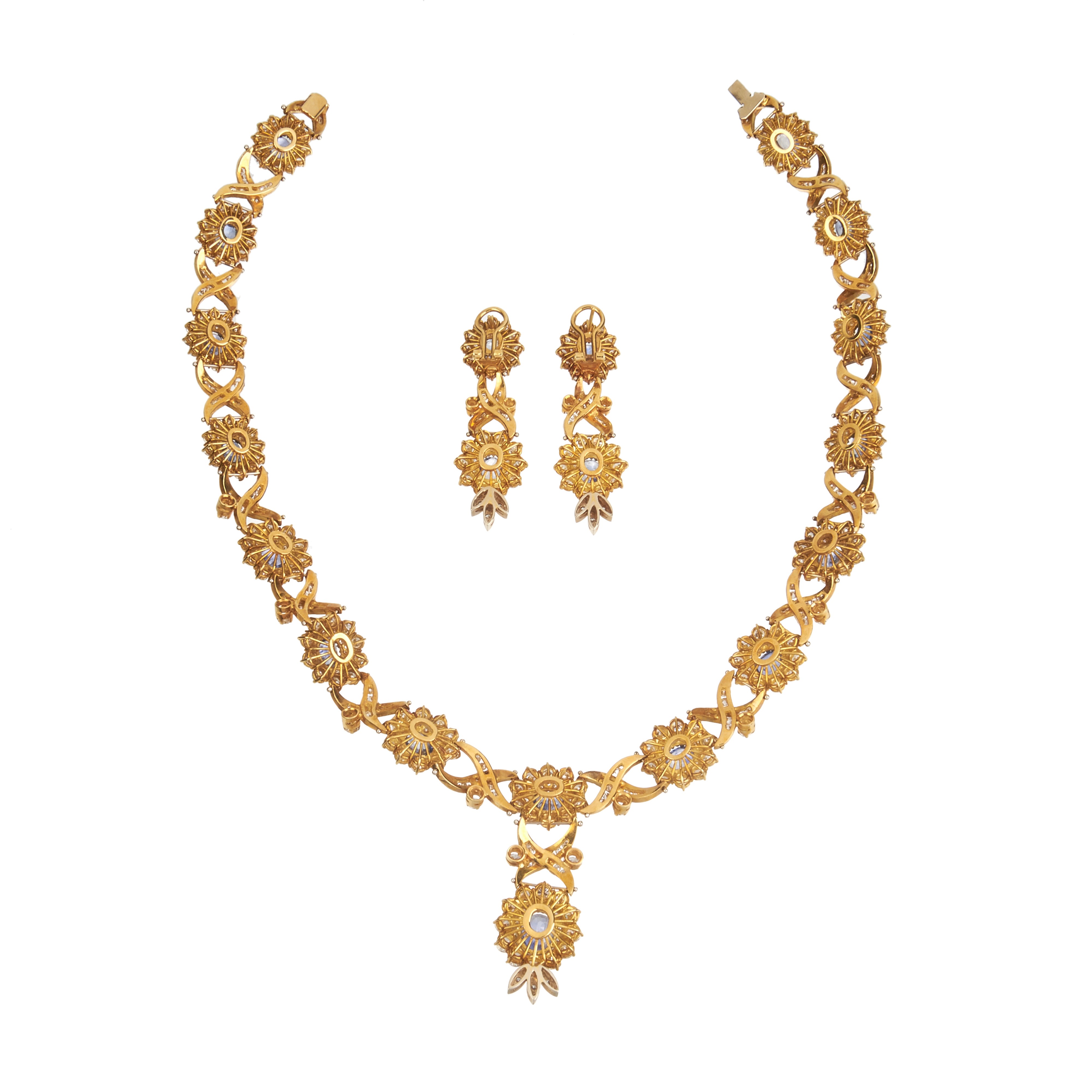 Importante collier e paio di orecchini in oro giallo 18 kt, diamanti e zaffiri Ceylon