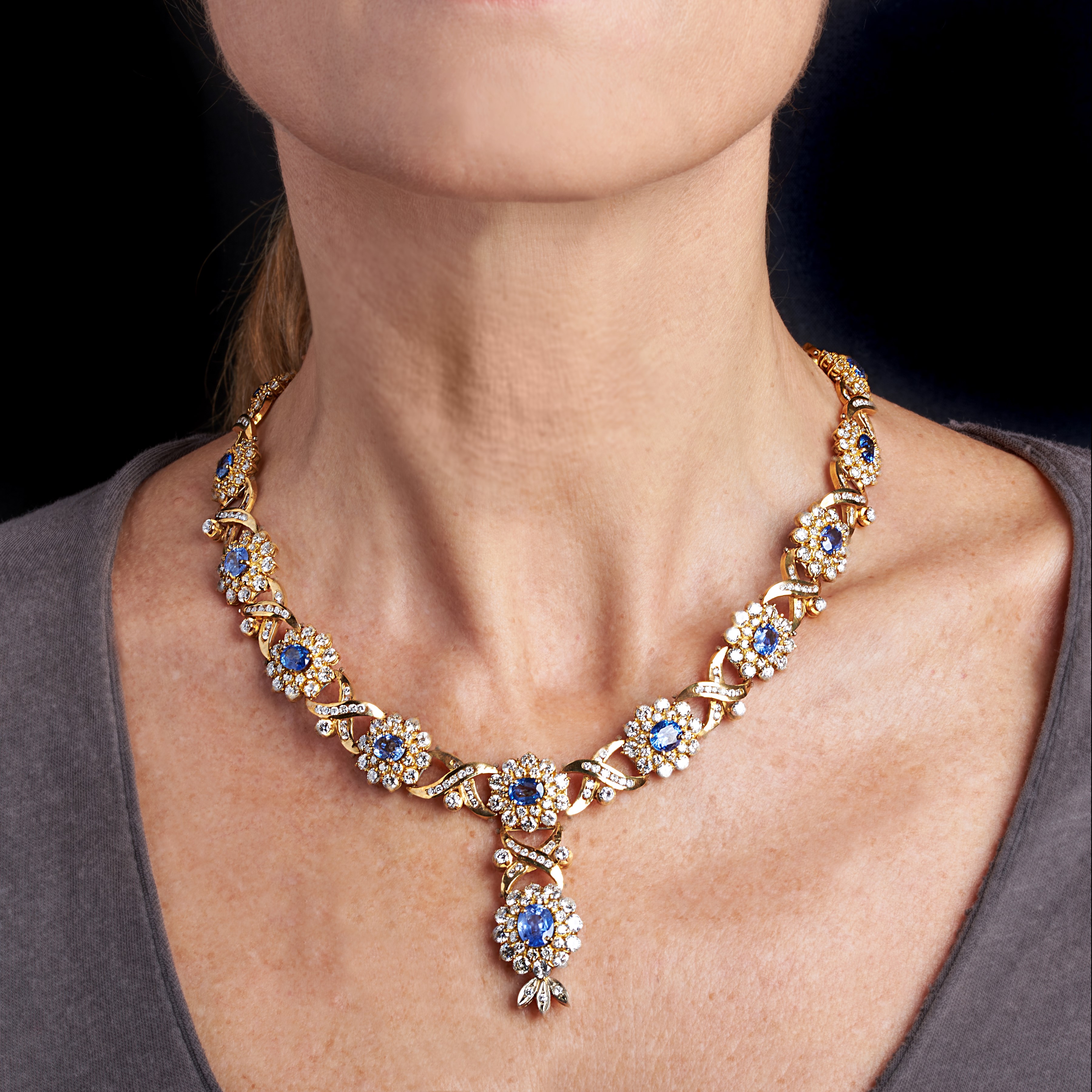 Importante collier e paio di orecchini in oro giallo 18 kt, diamanti e zaffiri Ceylon