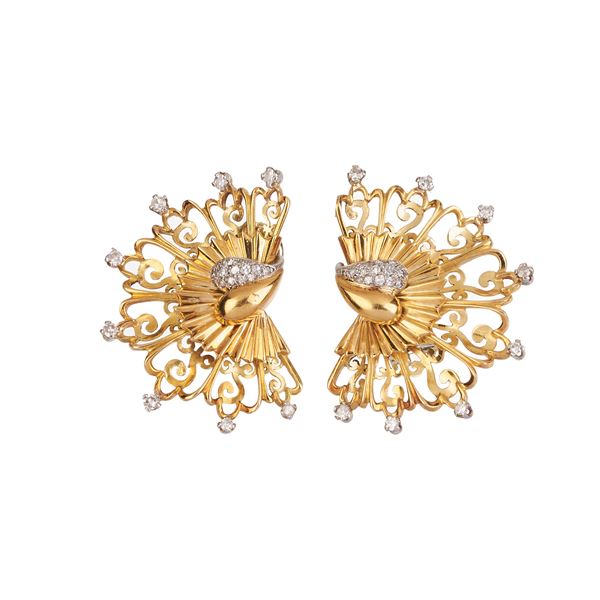 Pair of large fan earrings in 18 kt yellow gold and diamonds