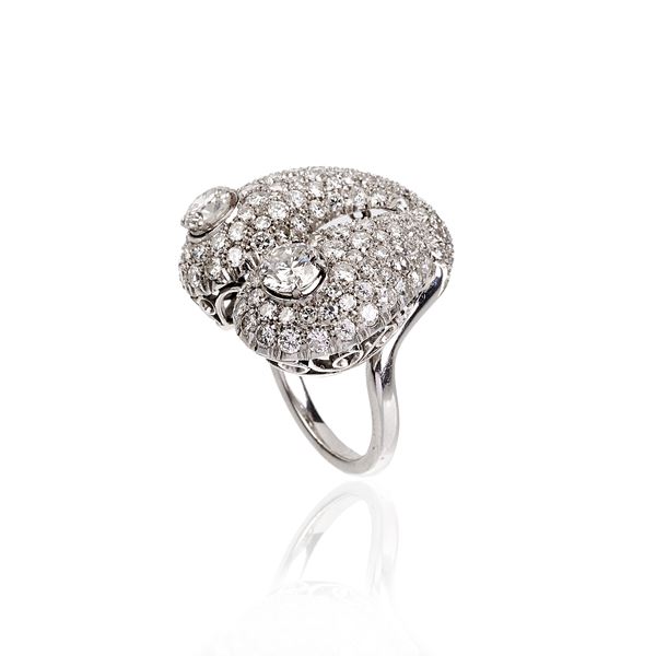 Large Contrariè ring in 18 kt white gold and diamonds