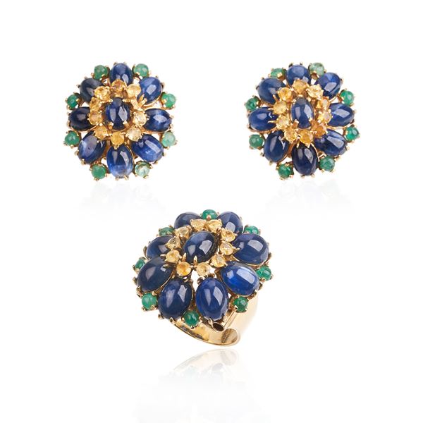 Pair of aclips earrings and ring in 18 kt yellow gold, sapphires, emeralds and yellow sapphires