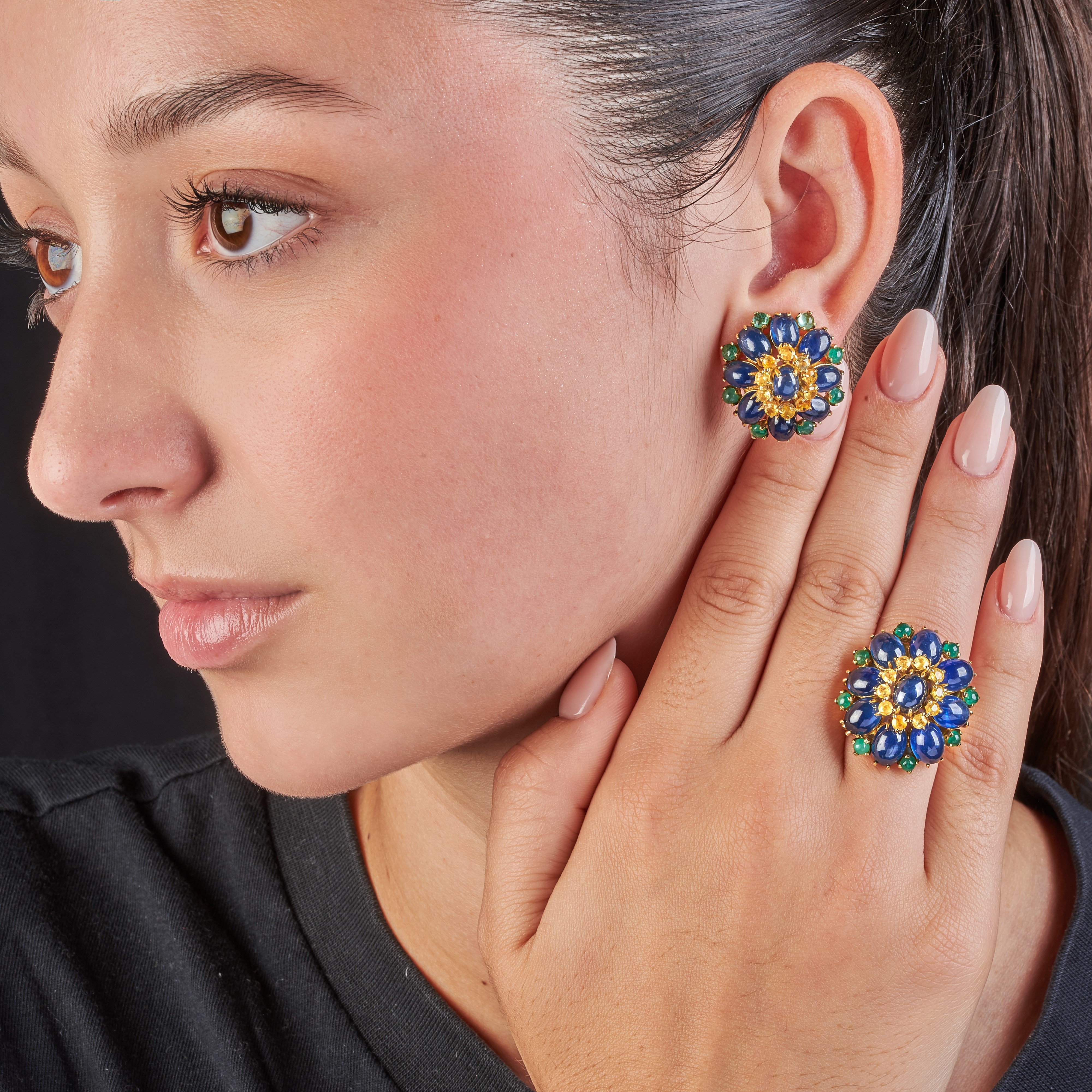 Paio di orecchini a clips e anello in oro giallo 18 kt, zaffiri, smeraldi e zaffiri gialli