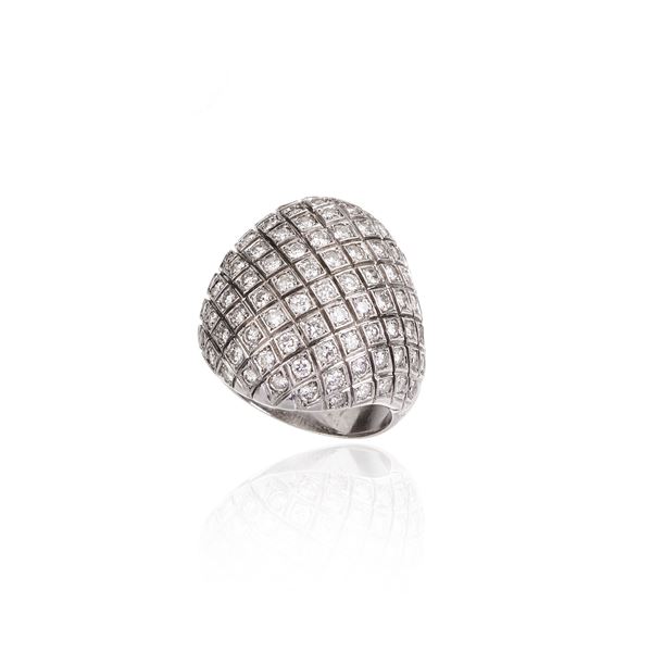 Domed ring in 18 kt white gold and diamonds