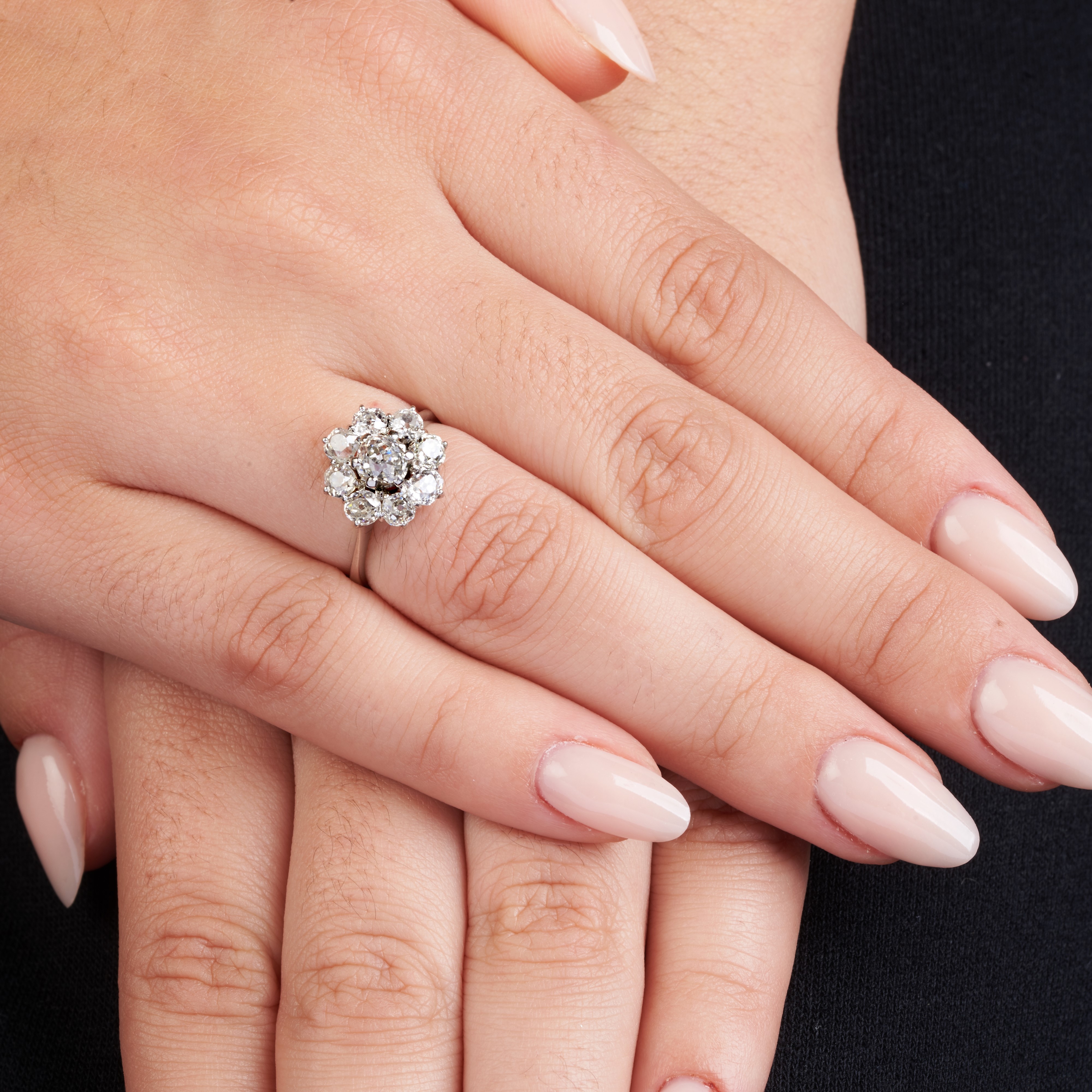 Anello a margherita in oro bianco 18 kt e diamanti