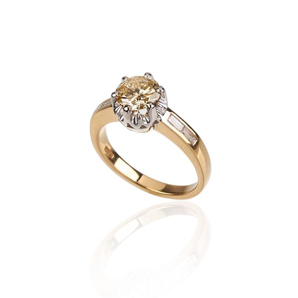 Solitaire ring in 18 kt yellow gold, white gold and diamond