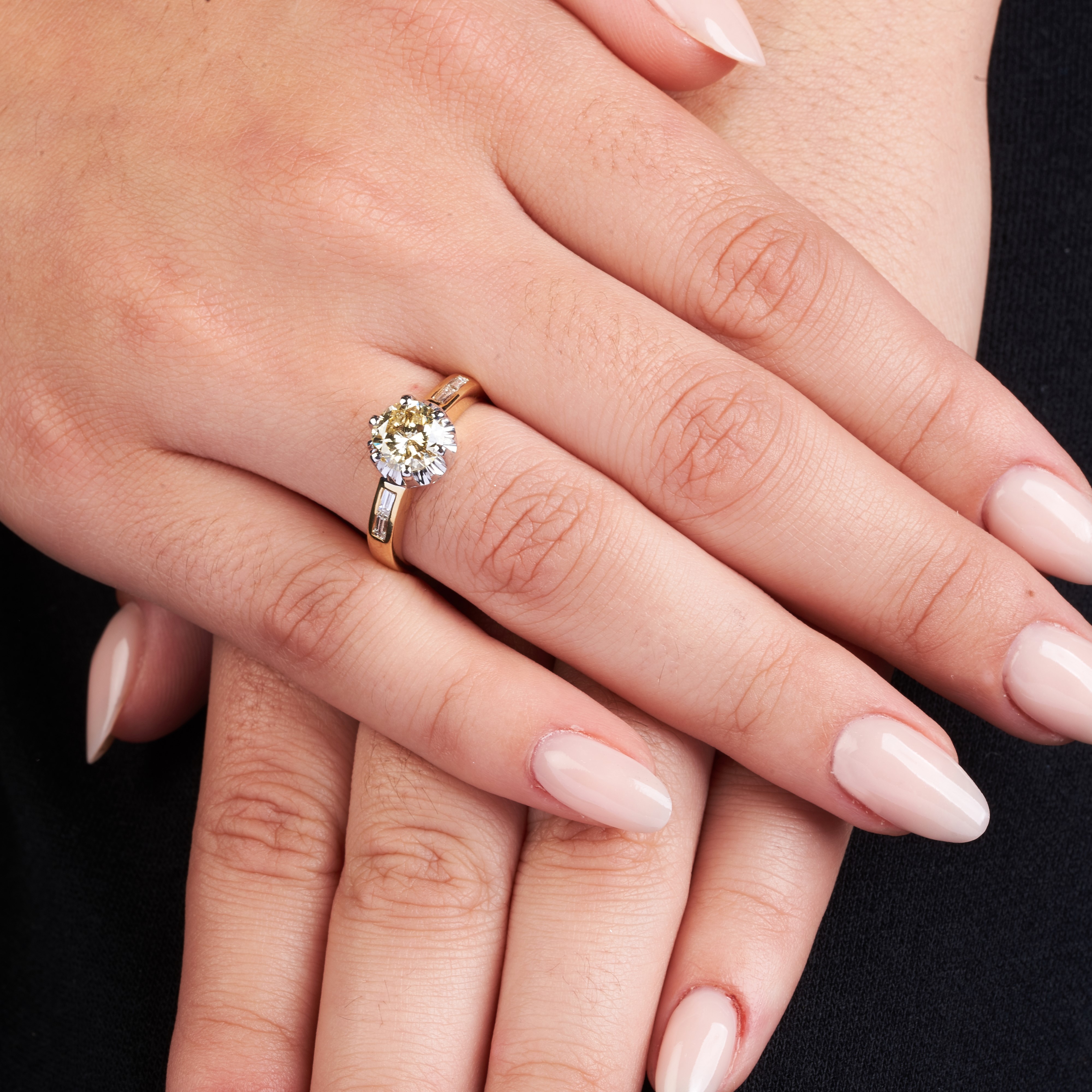 Anello solitario in oro giallo 18 kt, oro bianco e diamante