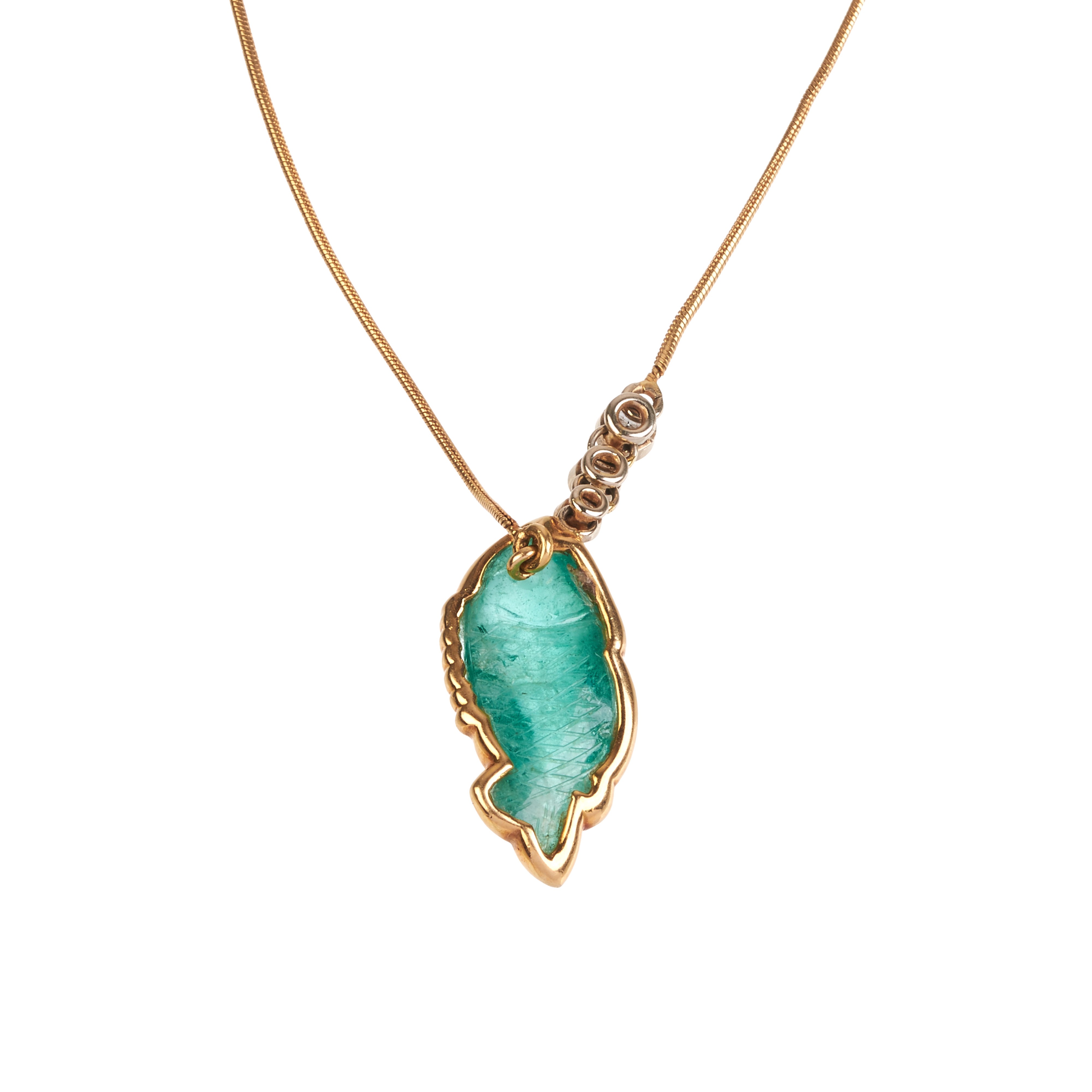 Pendente pesce in smeraldo inciso, diamanti e oro giallo 18 kt