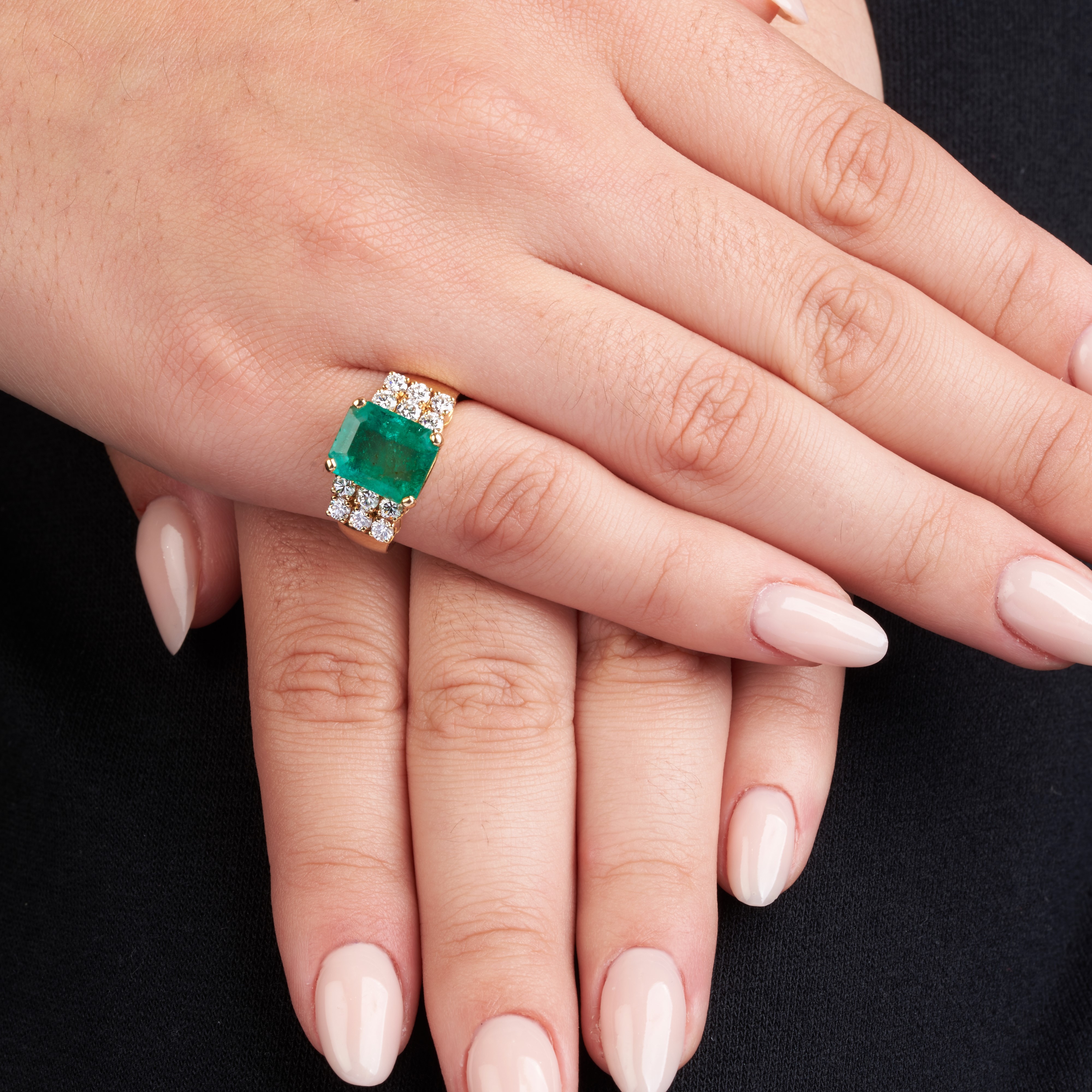 Anello a fascia in oro giallo 18 kt, diamanti e smeraldo