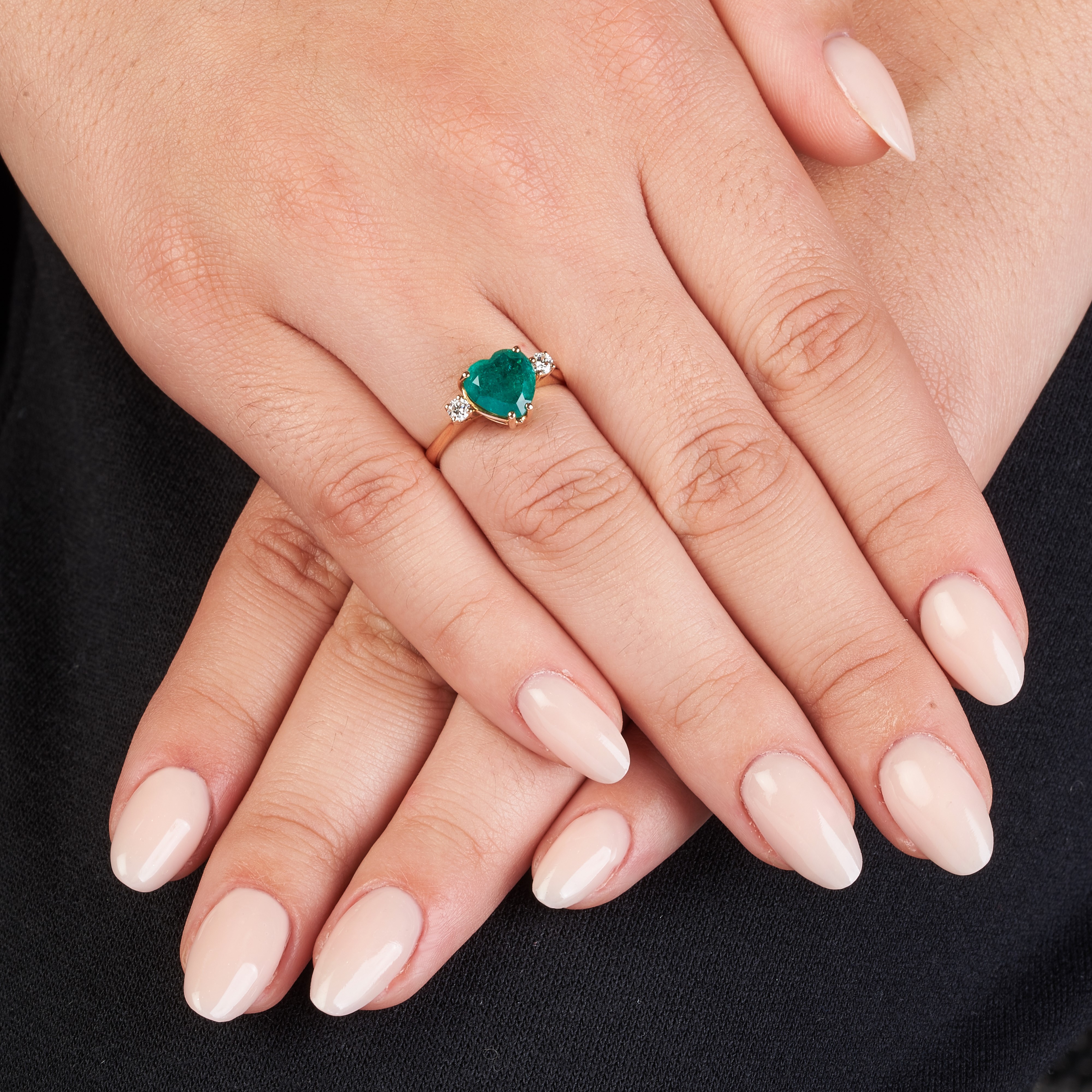 Anello in oro rosa 18kt, diamanti, smeraldo a cuore