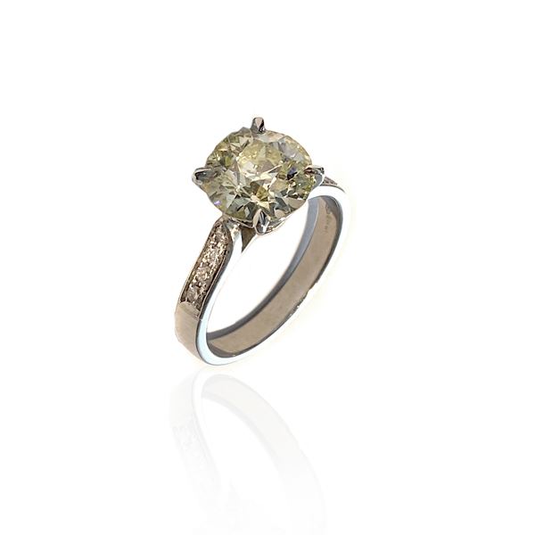 Solitaire ring in 18 kt white gold and diamond