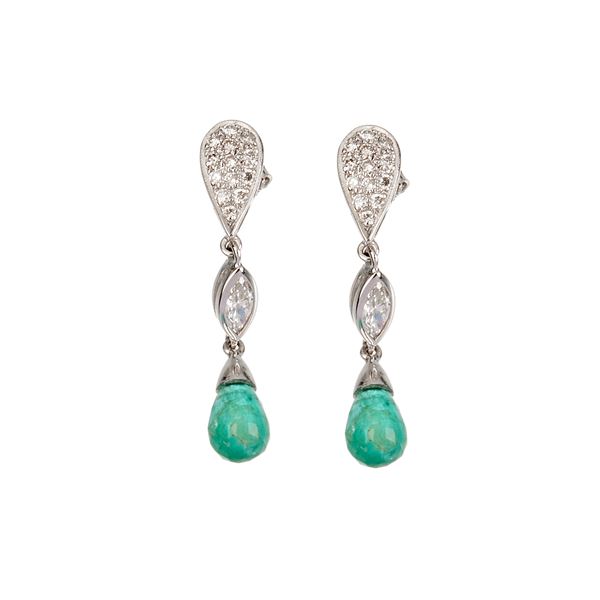 Pair of pendant earrings in 18 kt white gold, diamonds and emerald drops  - Auction Antique, Modern and Design Jewelery Auction - Curio - Casa d'aste in Firenze