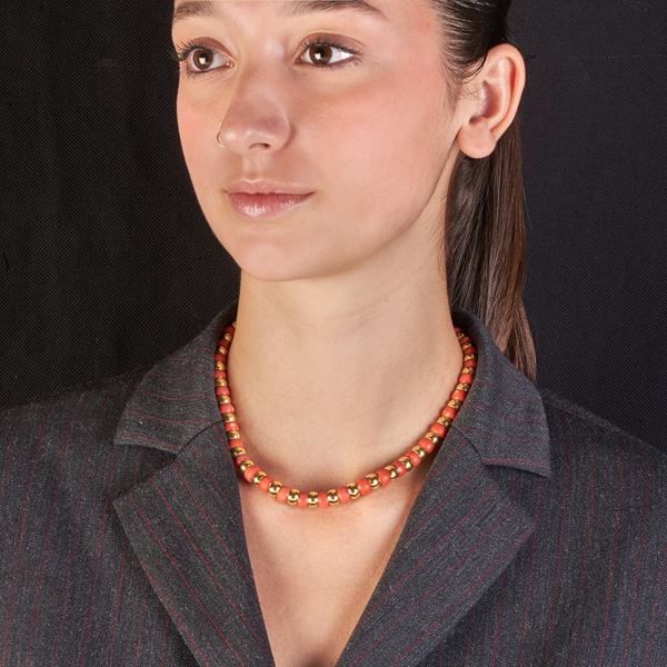 Necklace in 18 kt yellow gold and red coral