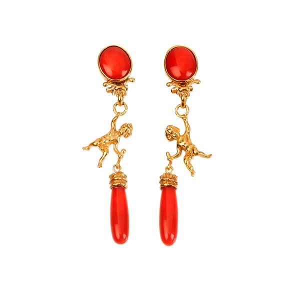 Pair of long pendant earrings in 18 kt yellow gold and red coral