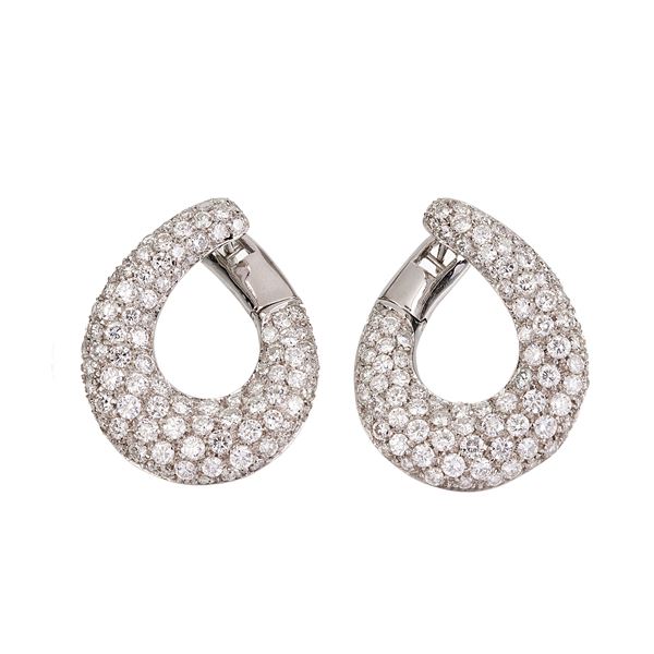 Pair of drop earrings in 18 kt white gold and diamonds