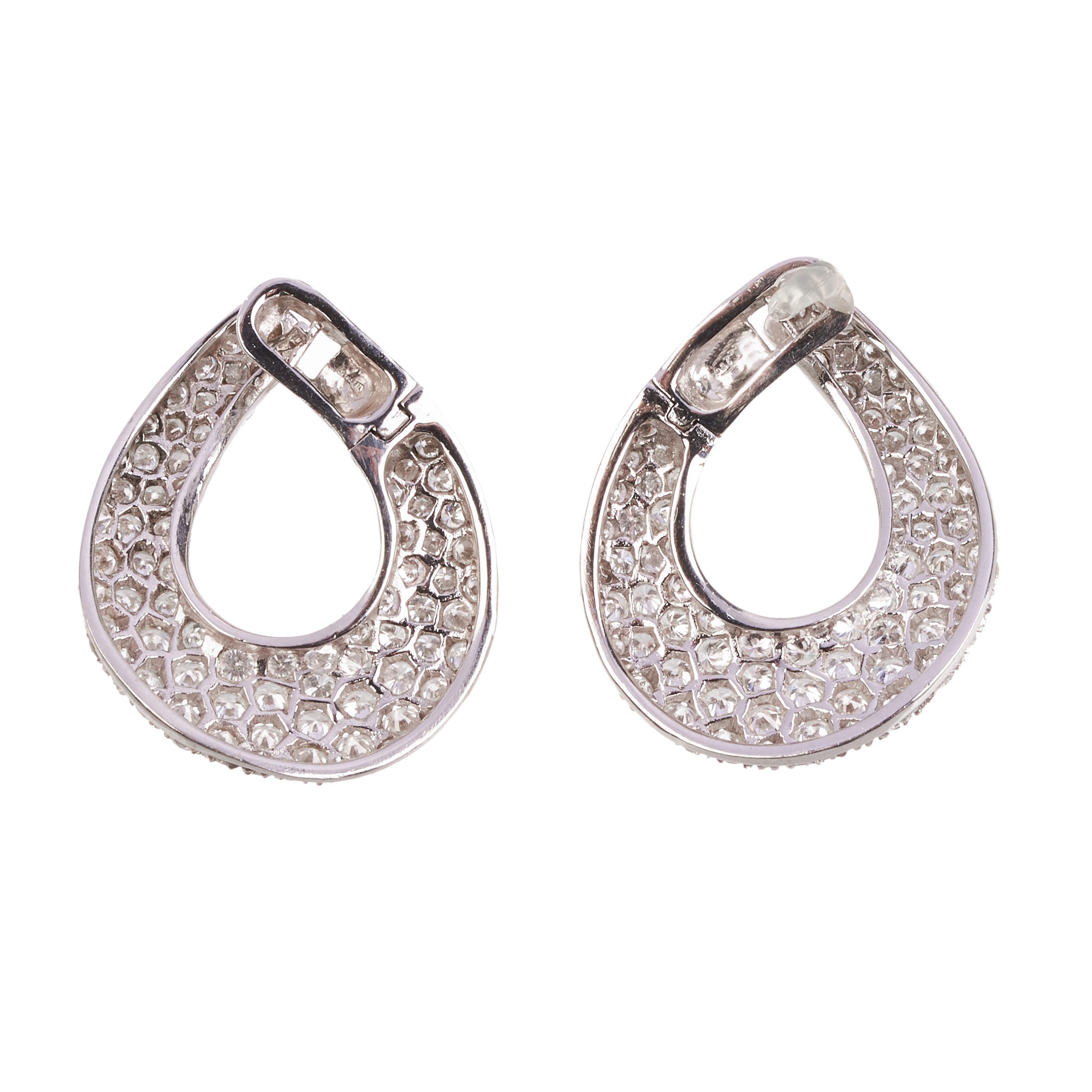 Paio di orecchini pendenti a goccia in oro bianco 18 kt e diamanti