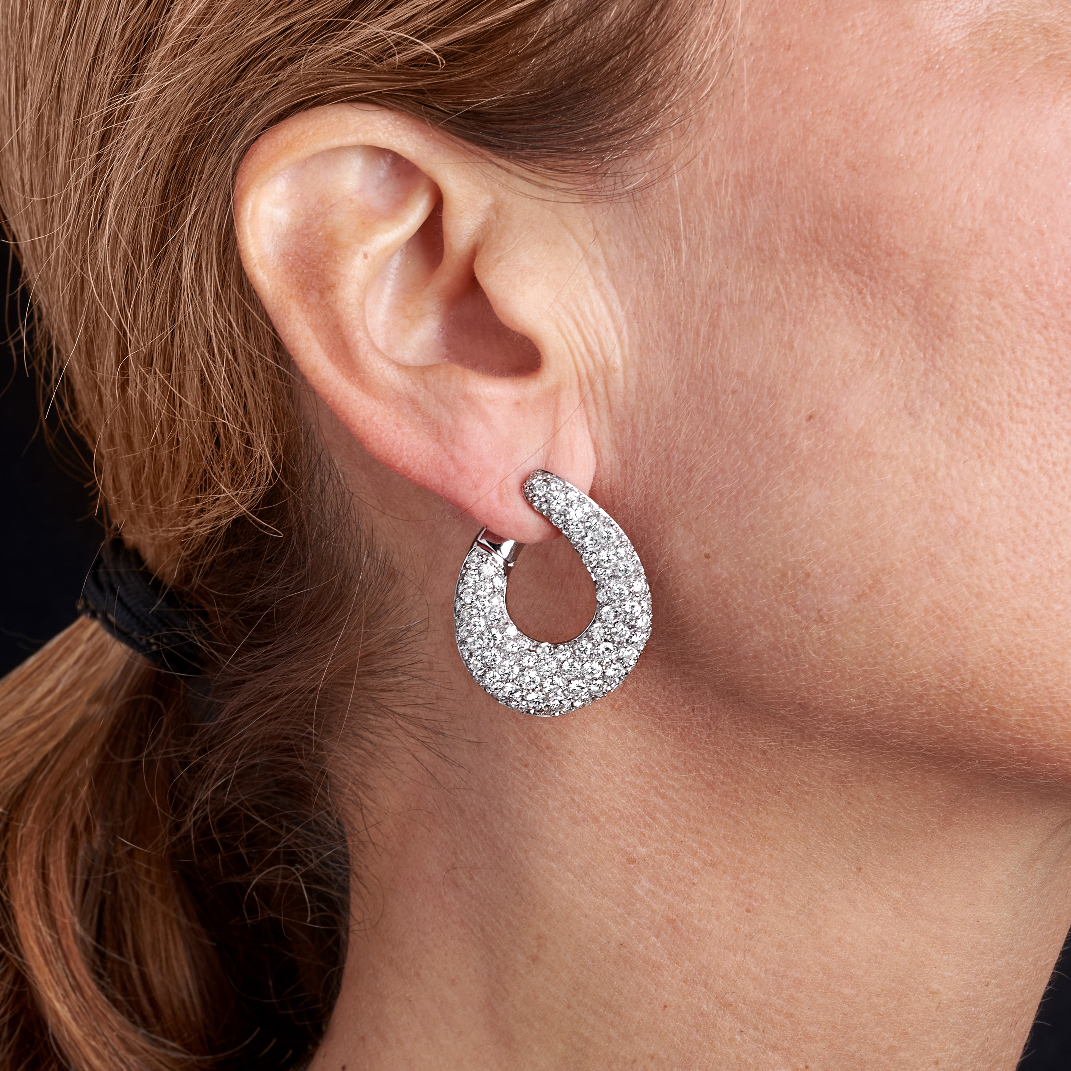 Paio di orecchini pendenti a goccia in oro bianco 18 kt e diamanti