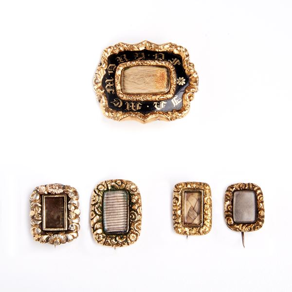 Five Georgian brooches in 9ct gold and princebecco  (End of the 19th century)  - Auction Antique, Modern and Design Jewelery Auction - Curio - Casa d'aste in Firenze