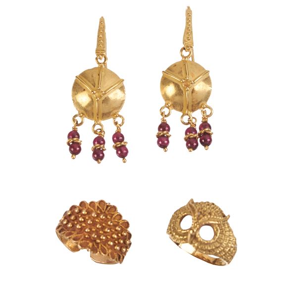 Pair of earrings and two rings in 18 kt gold and garnet