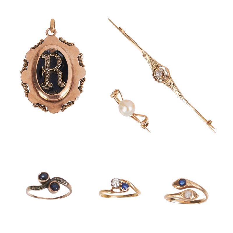 Pendente Ricordo in oro a basso titolo, tre anelli e due spille in oro 18 kt