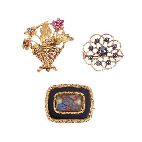 Brooch in yellow gold, black enamel and semiprecious stones and two others in 18 kt gold and stones  (an 1835 brooch)  - Auction Antique, Modern and Design Jewelery Auction - Curio - Casa d'aste in Firenze