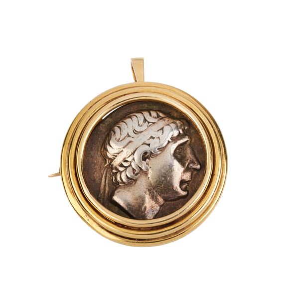 Pendant brooch with coin in silver and 18 kt yellow gold