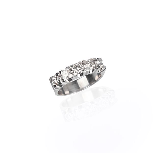 Eternity ring in 18 kt white gold and diamonds