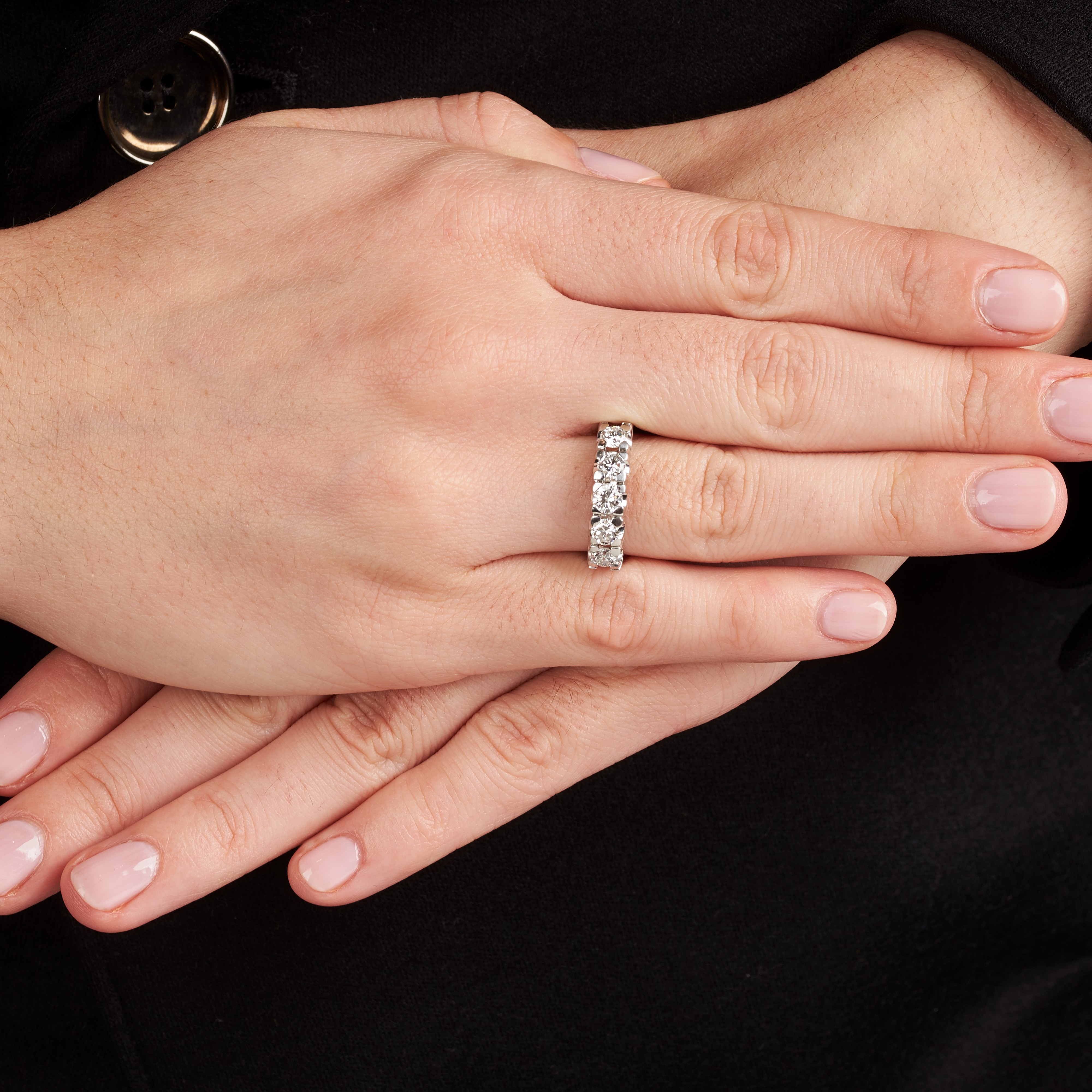 Anello veretta in oro bianco 18 kt e diamanti