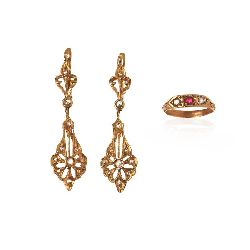 Paio di orecchini pendenti in oro giallo 18 kt, diamanti e anello da bambina in oro giallo 18 kt