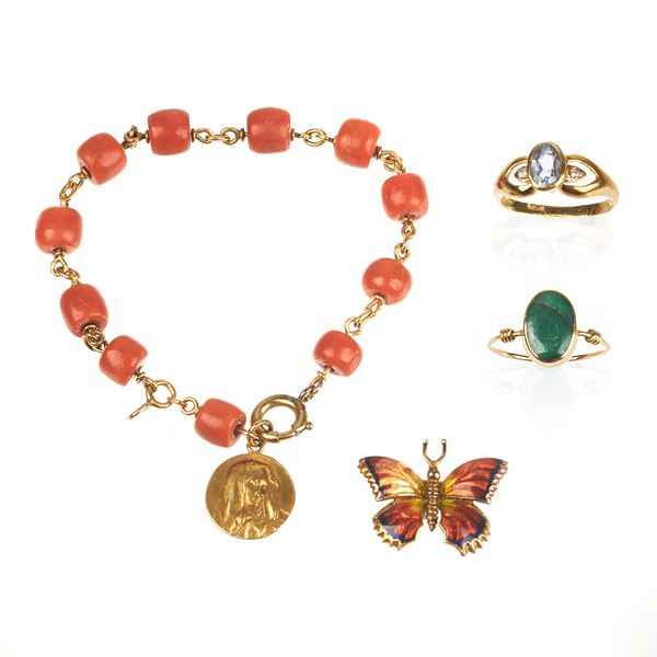 18 kt yellow gold and red coral bracelet, two rings and an 18 kt gold butterfly brooch