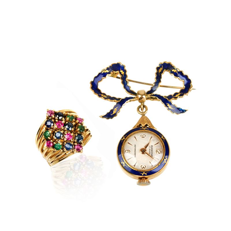 Spilla in oro giallo 18 kt, smalto blu e anello in oro giallo 18kt, rubini, zaffiri e smeraldi