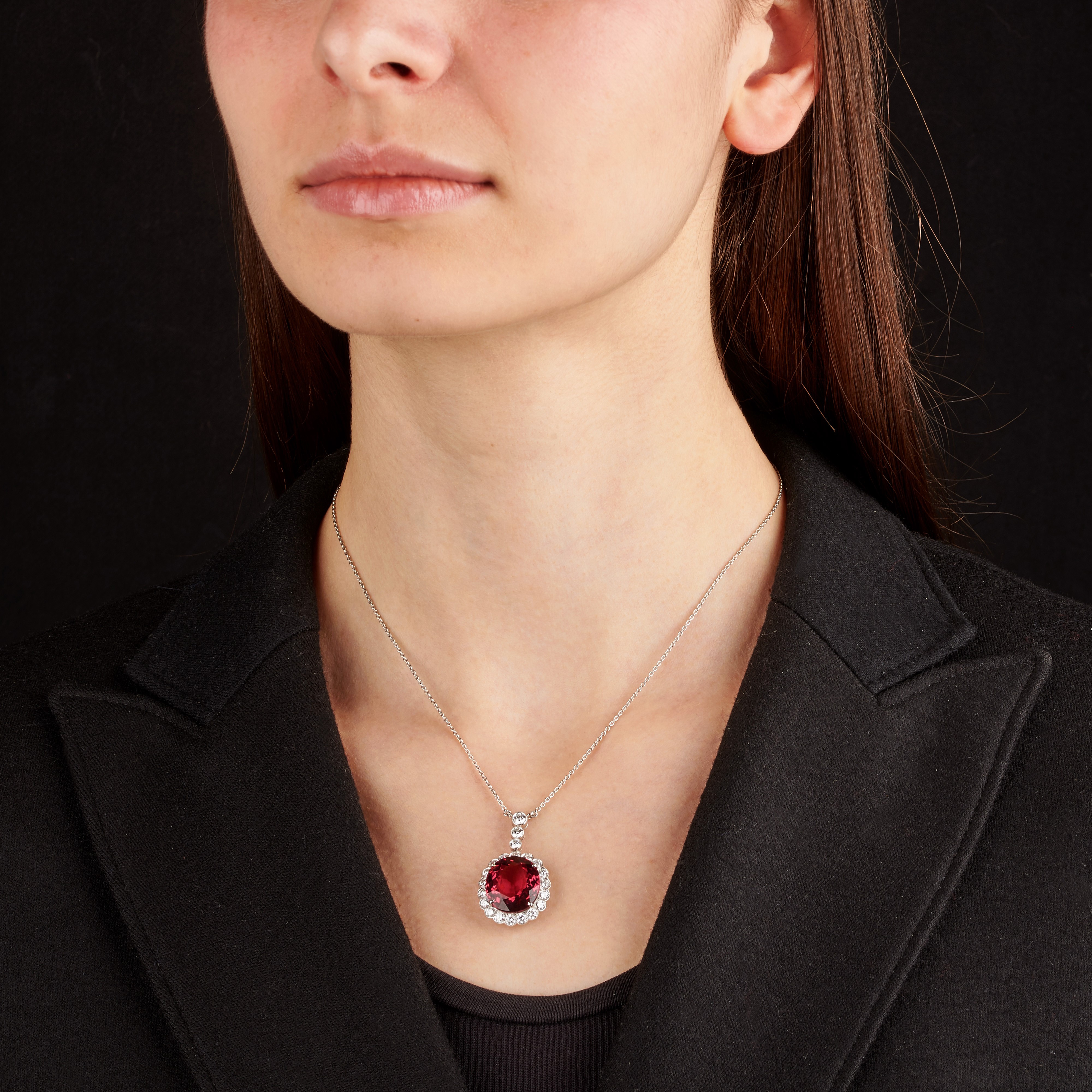 Pendente a margherita con catena in oro bianco 18 kt, diamanti e rubellite rosa