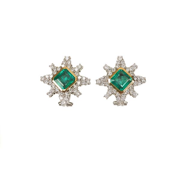 Pair of large earrings in 18 kt white gold, yellow gold, diamonds and emeralds