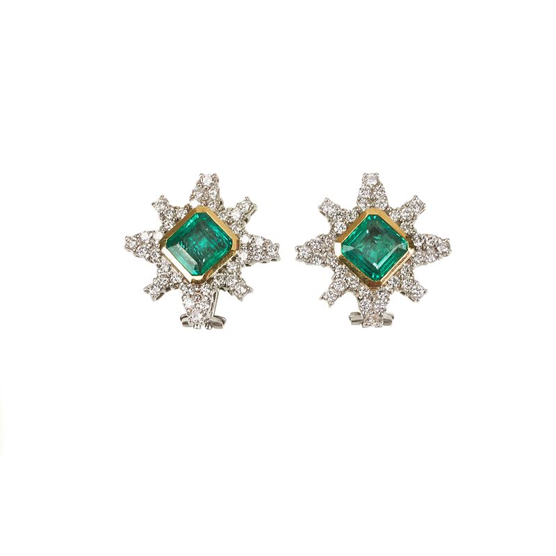 Paio di grandi orecchini in oro bianco 18 kt, oro giallo, diamanti e smeraldi