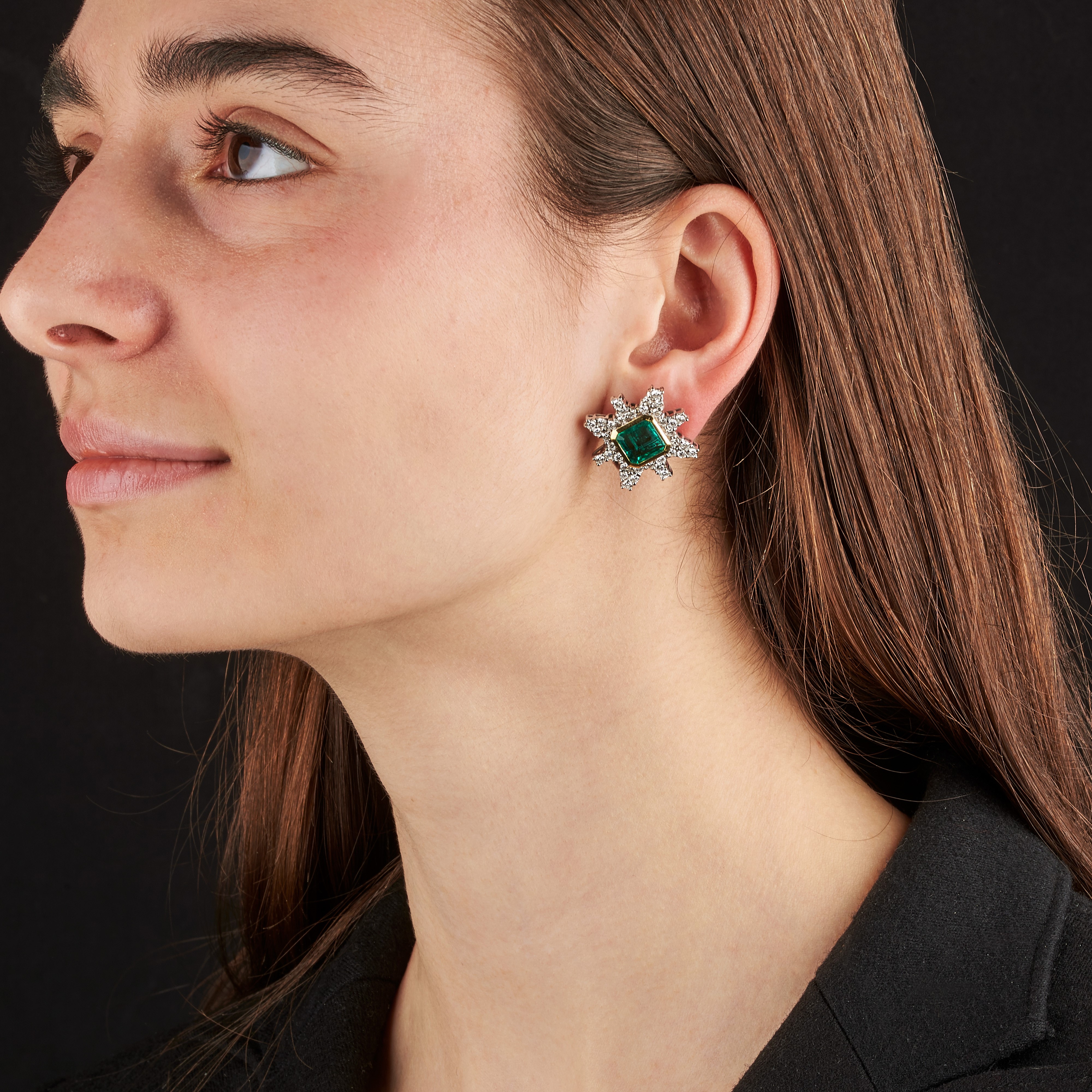 Paio di grandi orecchini in oro bianco 18 kt, oro giallo, diamanti e smeraldi