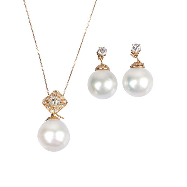 Parure in oro giallo 18 kt, diamanti e perle australiane