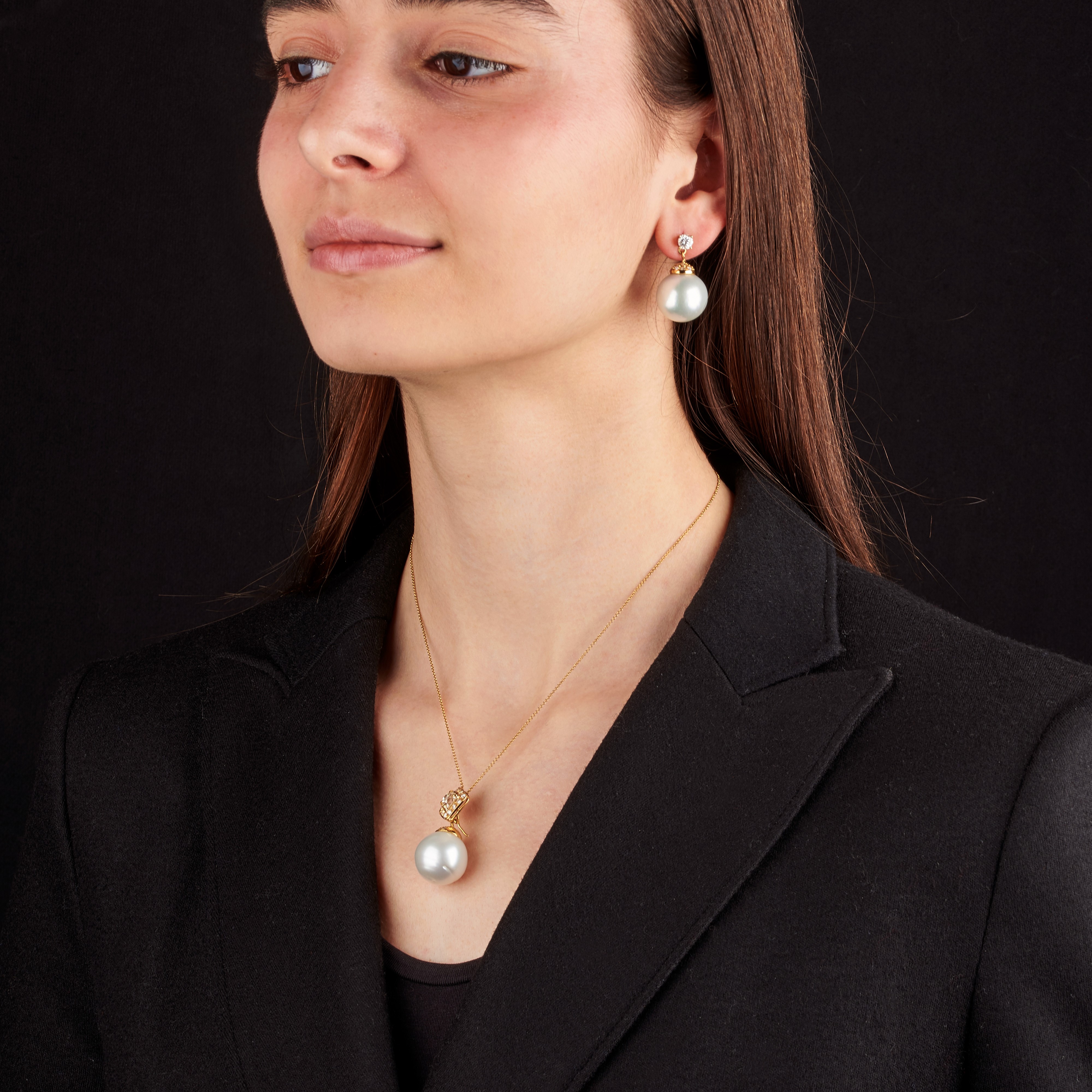 Parure in oro giallo 18 kt, diamanti e perle australiane